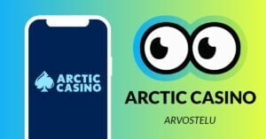Kuvassa vasemmalla on älypuhelimen näytöllä Arctic Casinon jäinen logo, ja vasemmalla Slotsoon isot pyöreät pallosilmät, jotka katsovat älypuhelimen suuntaan. Silmien alla teksti: Arctic Casino arvostelu. Kuvan tausta on raikkaan sini-vihreä.