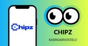 Kuvassa vasemmalla on älypuhelimen näytöllä Chipz Casinon logo, ja vasemmalla Slotsoon isot pyöreät pallosilmät, jotka katsovat älypuhelimen suuntaan. Silmien alla teksti: Chipz kasinoarvostelu. Kuvan tausta on raikkaan sini-vihreä.
