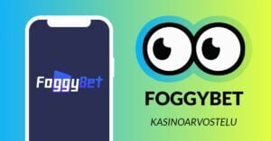 Kuvassa vasemmalla on älypuhelimen näytöllä FoggyBet Casinon logo, ja vasemmalla Slotsoon isot pyöreät pallosilmät, jotka katsovat älypuhelimen suuntaan. Silmien alla teksti: FoggyBet kasinoarvostelu. Kuvan tausta on raikkaan sini-vihreä.
