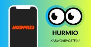 Kuvassa Slotsoon suuret pyöreät silmät katsovat vasemmalle kohti puhelimen näyttöä, jossa on Hurmio kasinon punainen logo. Silmien alla lukee Hurmio, kasinoarvostelu. Kuvan tausta on sini-vihreällä liukuvärjätty.