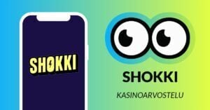 Vasemmalla kuvassa Shokki-kasinon logo älypuhelimen näytöllä, ja vasemmalla Slotsoon isot pyöreät pallosilmät, jotka katsovat älypuhelimen suuntaan. Silmien alla teksti: Slokki kasinoarvostelu. Kuvan tausta on raikkaan sini-vihreä.