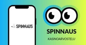 Kuvassa vasemmalla musta-valkoinen Spinnaus Casinon logo älypuhelimen näytöllä, ja vasemmalla Slotsoon isot pyöreät pallosilmät, jotka katsovat älypuhelimen suuntaan. Silmien alla teksti: Spinnaus kasinoarvostelu. Kuvan tausta on raikkaan sini-vihreä.