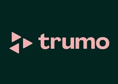 Trumo logo vaaleanpunaisella tekstillä ja mustalla taustalla